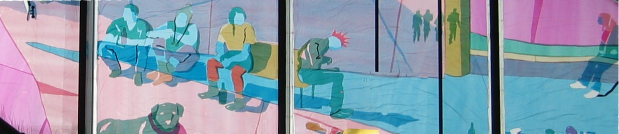 Punks auf Parkbank, aus bunten Mülltüten