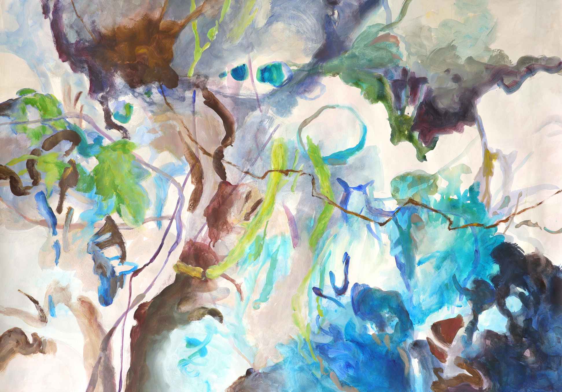 lichte blaugrüne Wolken und Linien, brauner Stamm vor Hellbeige